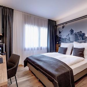 Standard Zimmer mit Kingsize-Bett